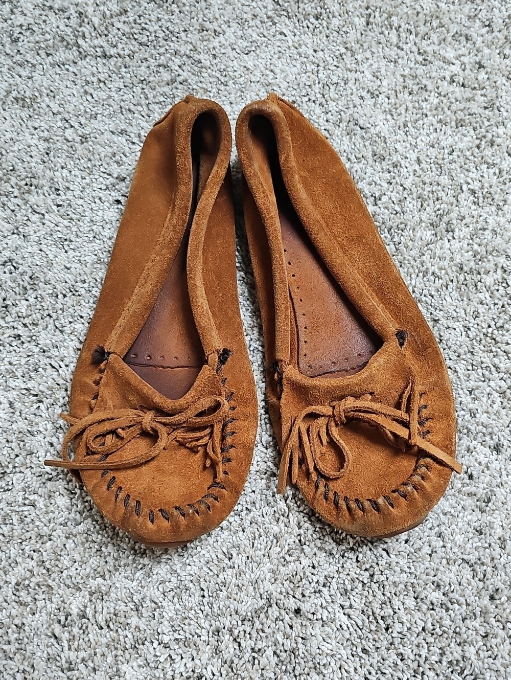 Minnetonka Tan Suede Fringe Moccasin Flats